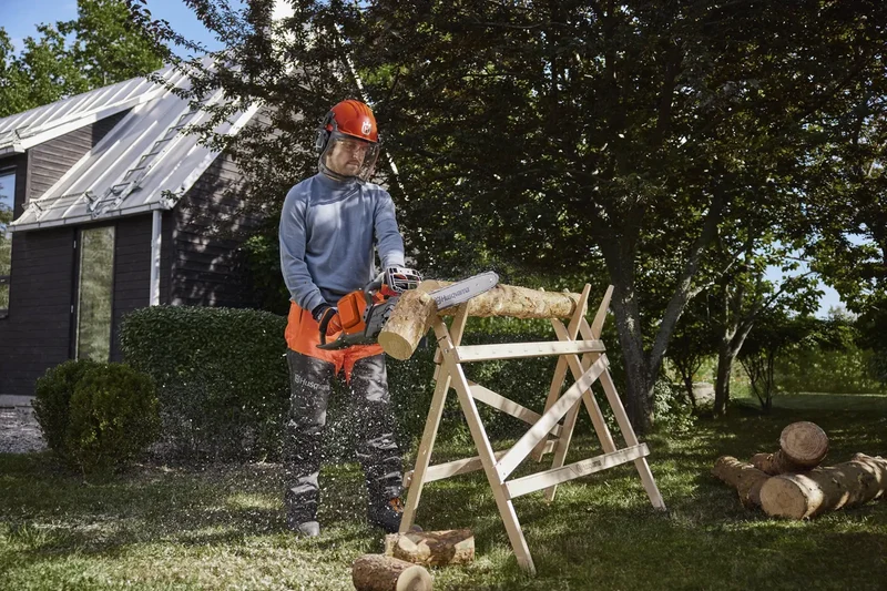 240i Husqvarna Tronçonneuse à batterie 36 V, 1,4 kW, usage silencieux et ergonomique