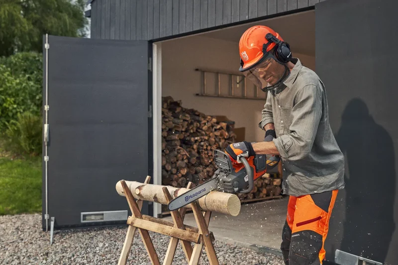 Tronçonneuse à batterie Husqvarna 225i avec batterie et chargeur